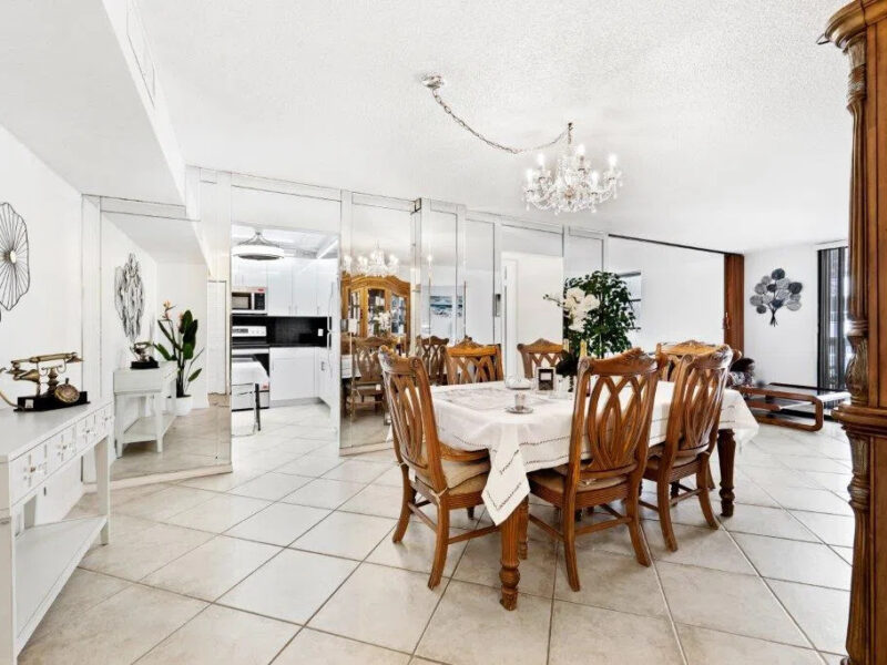 Beautiful apartment next to the beach